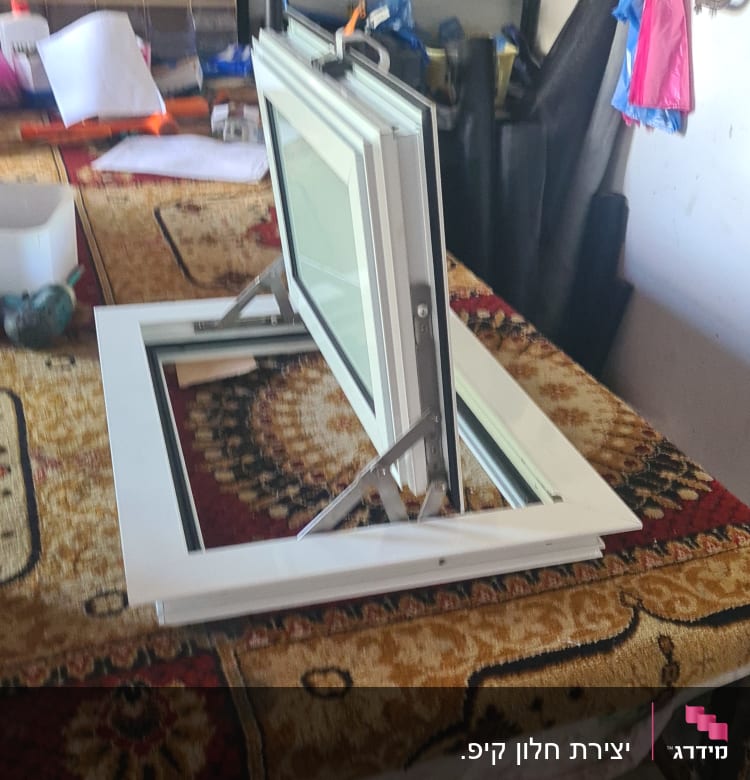 חלון אלומיניום על שולחן עבודה בסדנה